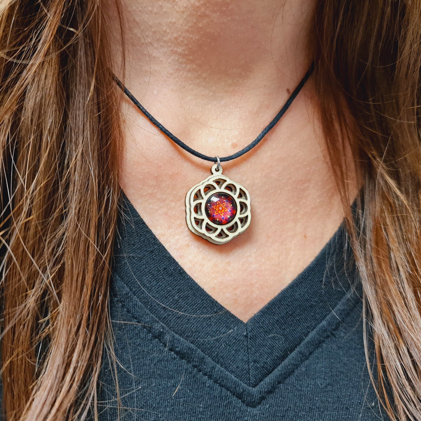 Halskette Mandala "Blume" aus Holz mit Glasstein - Nanino Design Onlineshop -