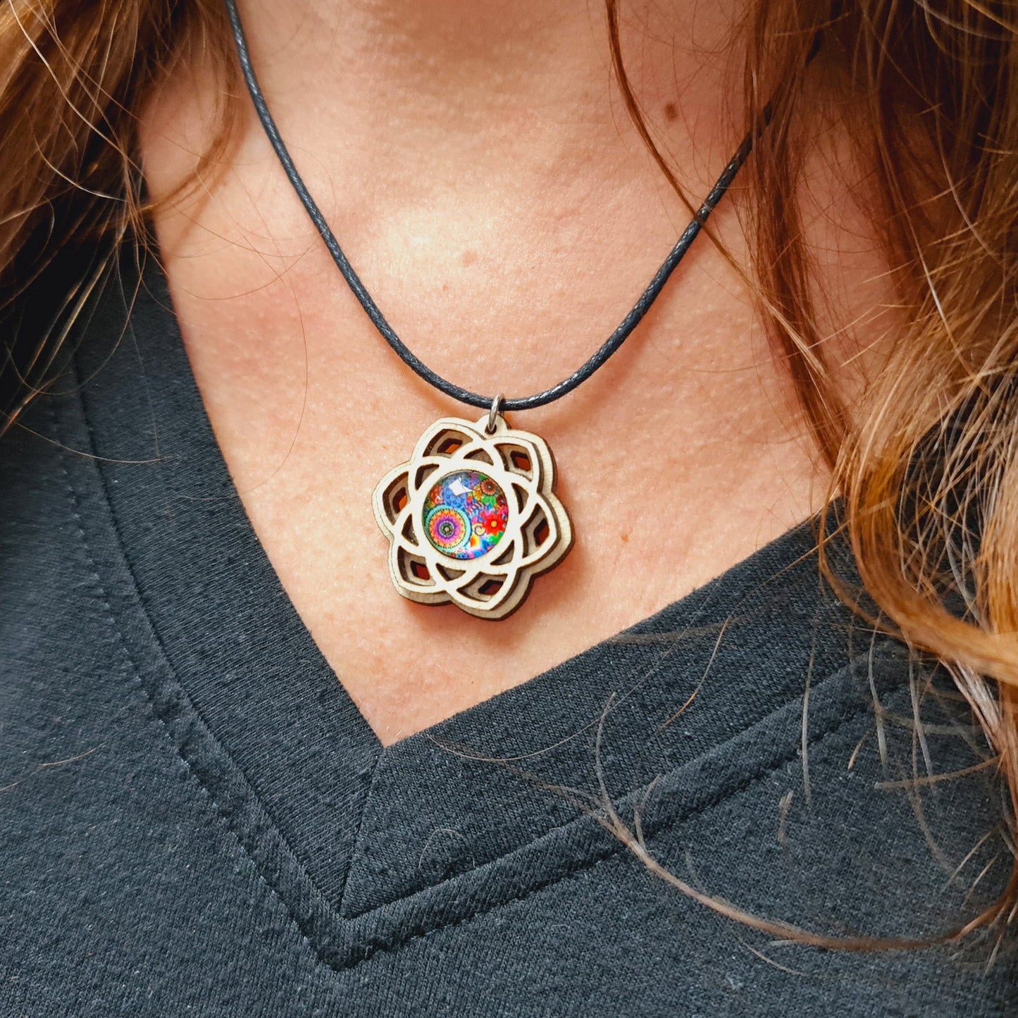 Halskette Mandala "Saturn" klein aus Holz mit Glasstein - Nanino Design Onlineshop -