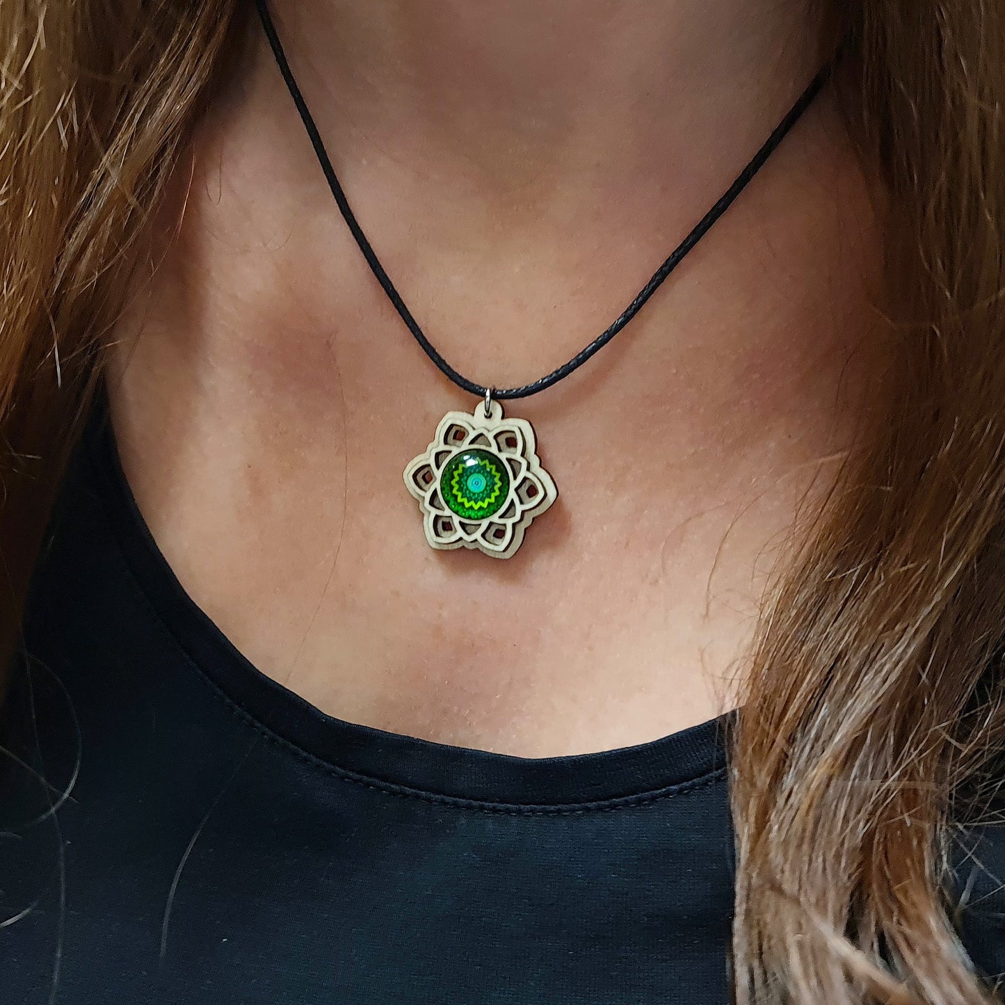 Halskette Mandala "Sonne" klein aus Holz mit Glasstein - Nanino Design Onlineshop -
