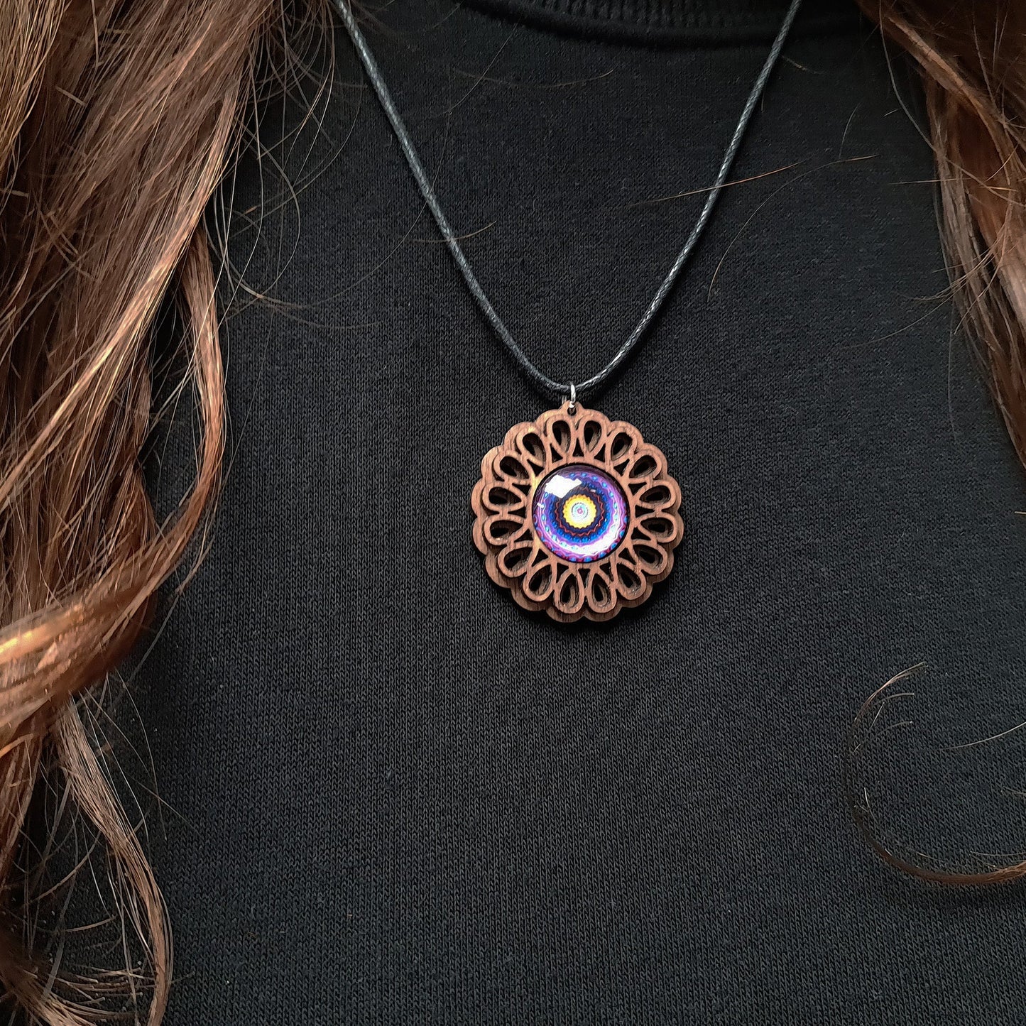 Halskette Mandala "Unendlichkeit" groß aus Holz mit Glasstein - Nanino Design Onlineshop -