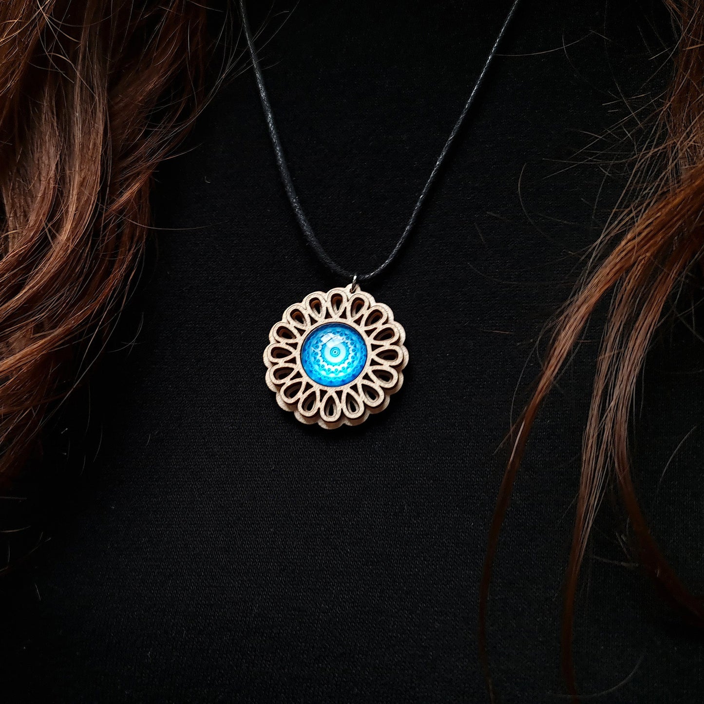 Halskette Mandala "Unendlichkeit" groß aus Holz mit Glasstein - Nanino Design Onlineshop -