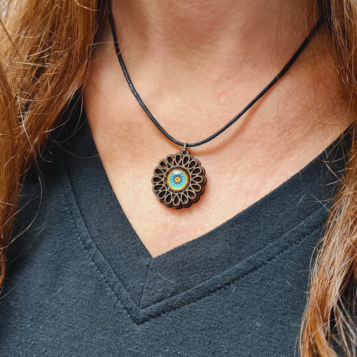 Halskette Mandala "Unendlichkeit" klein aus Holz mit Glasstein - Nanino Design Onlineshop -