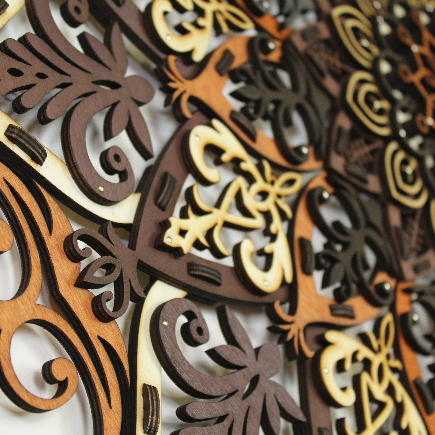 Wandbild Holz "Mandala V2 Naturfarben" 8-lagig, 80cm - Nanino Design Onlineshop -