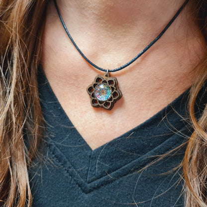Halskette Mandala "Sonne" klein aus Holz mit Glasstein - Nanino Design Onlineshop -